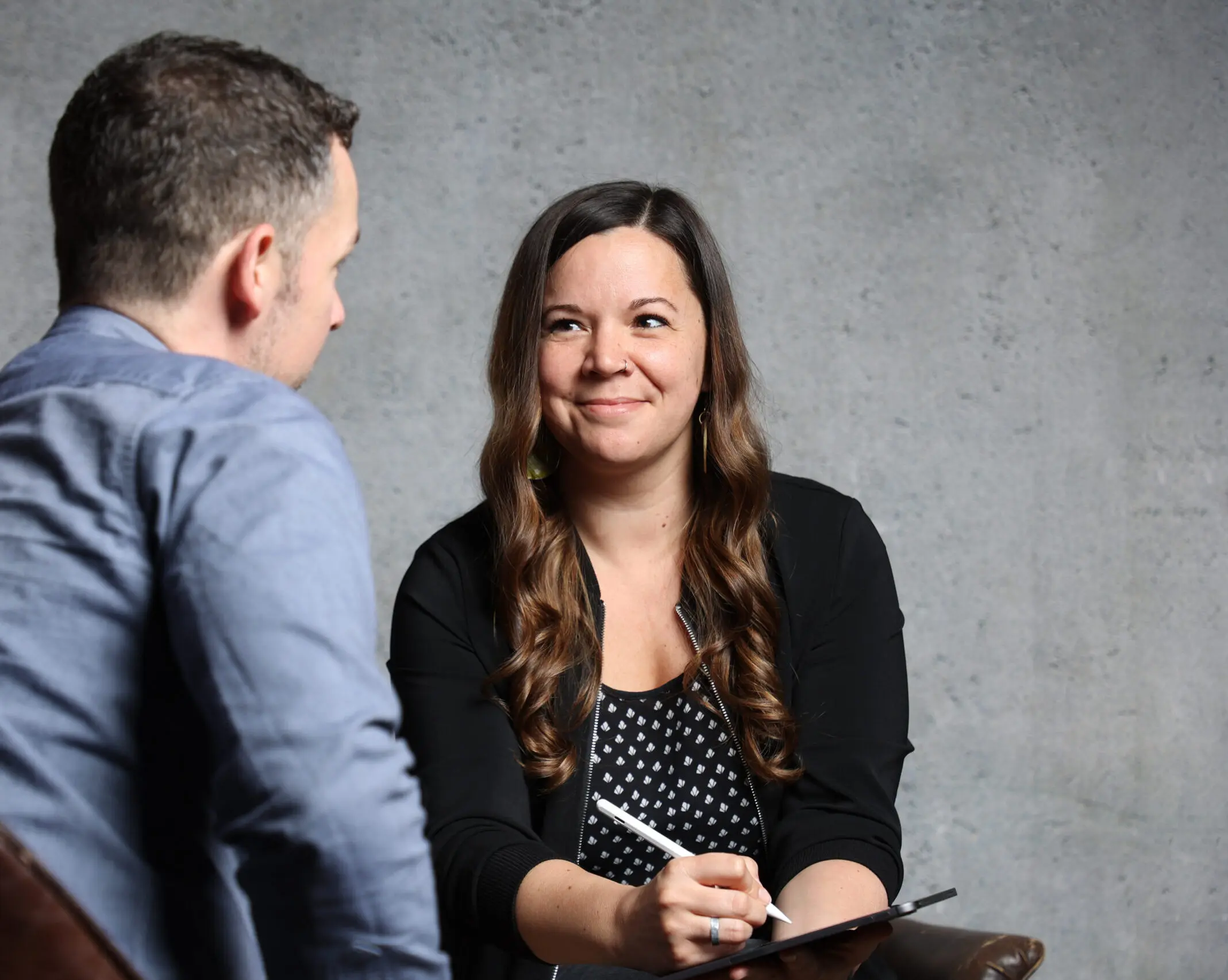 Systemisches Coaching-Gespräch mit Claudia Röhrig Claudia Röhrig im Coaching-Gespräch mit einem Klienten während einer systemischen Coaching-Sitzung.